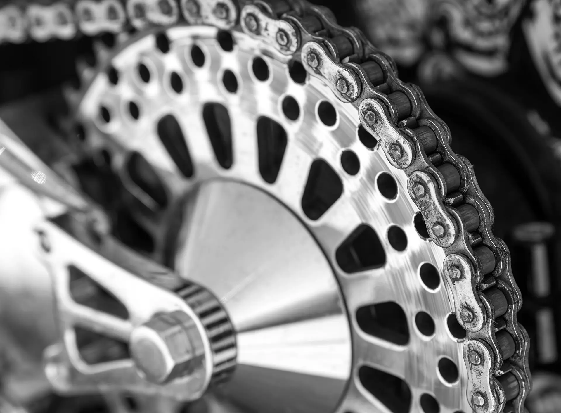 La importancia de limpiar y engrasar la cadena de tu moto